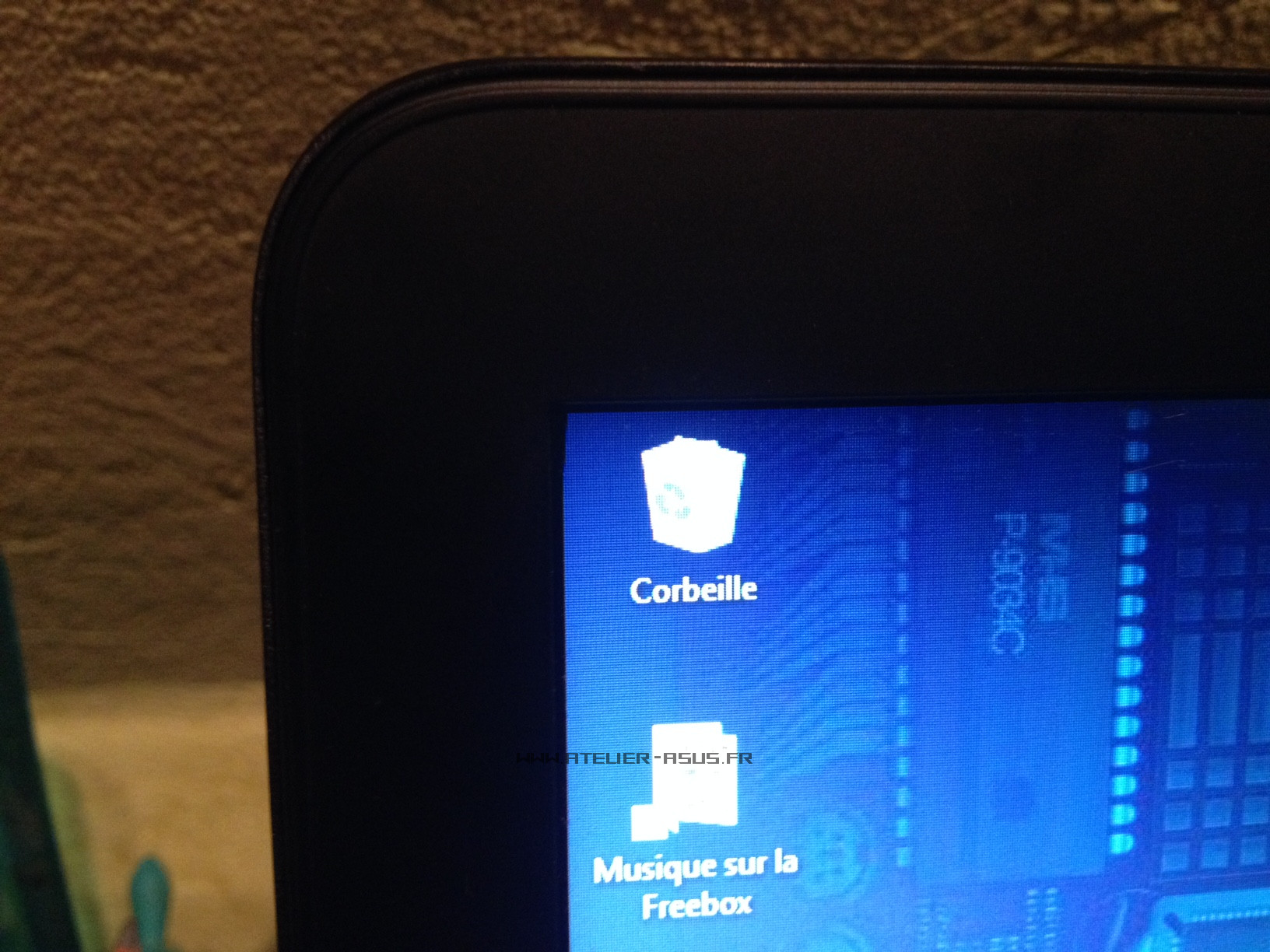 Asus Angle Supérieur Gauche.JPG